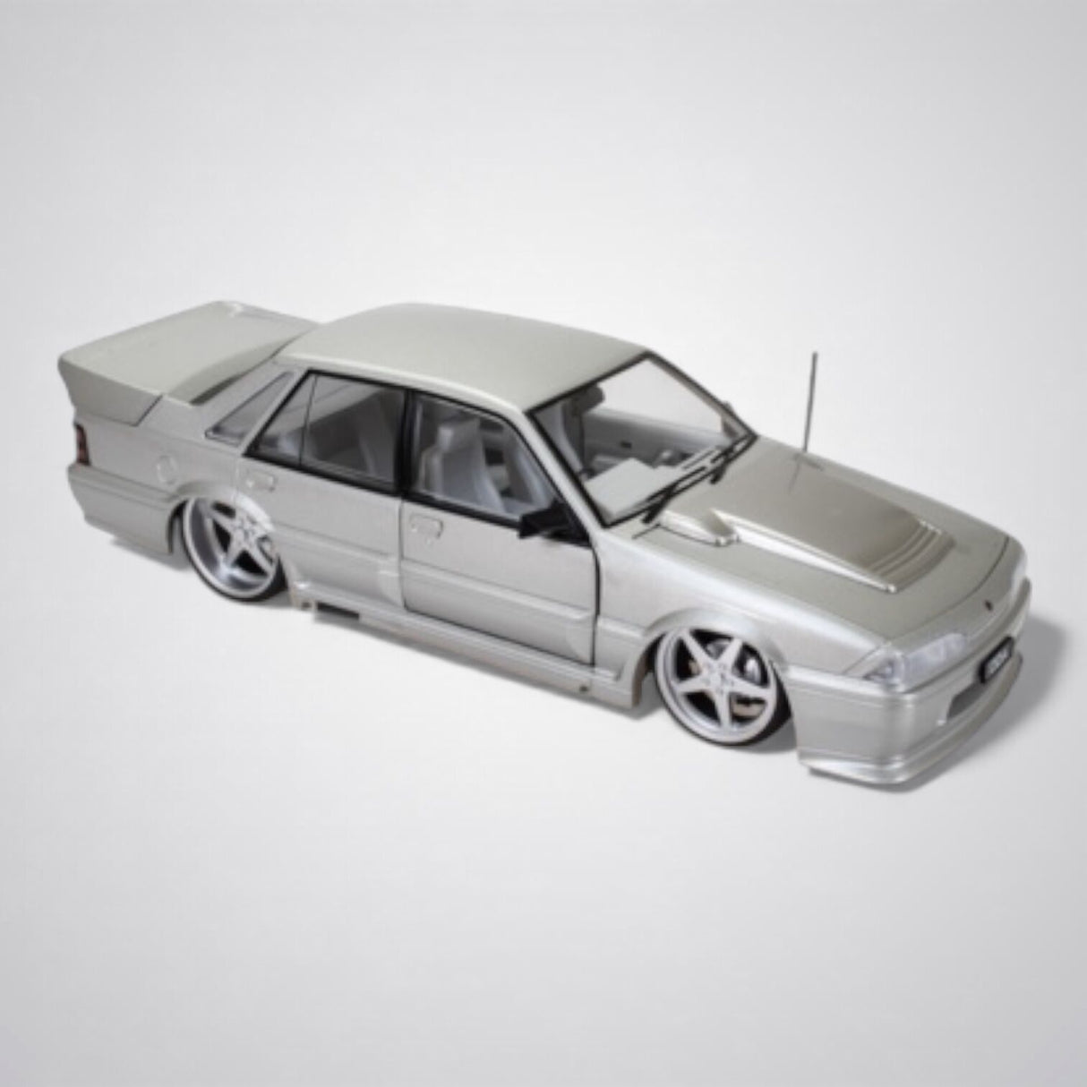 Silver Holden VL Custom Walkinshaw, Sfragismeno, 1:24 Scale Diecast Car