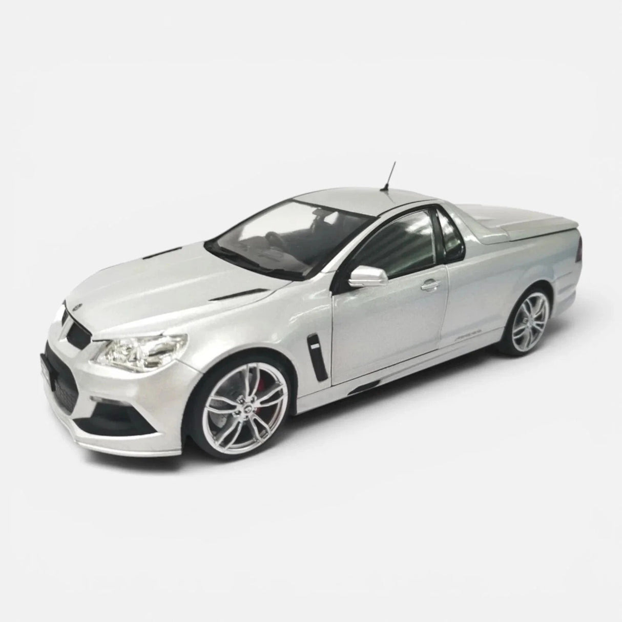 Holden VF Maloo R8 Ute, 1:24 Scale Diecast Car